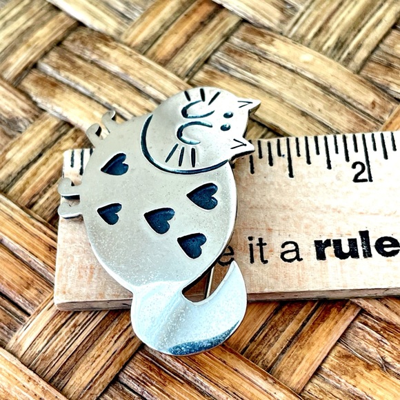 Sterling Fat Cat Brooch with Heart Accents - Picture 6 of 10